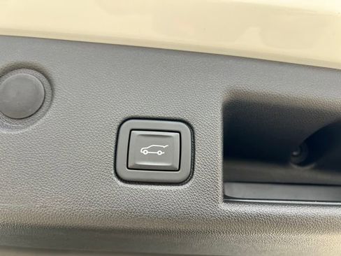 Used 2023 Chevrolet Equinox LT w/ Driver Convenience Package image 19