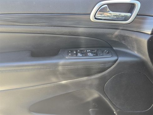 Used 2020 Jeep Grand Cherokee Laredo w/ 18" Wheel & 8.4" Radio Group image 28