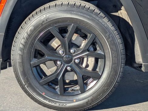 Used 2024 Jeep Grand Cherokee Altitude image 13