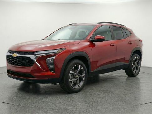 Used 2025 Chevrolet Trax LT FWD image 3