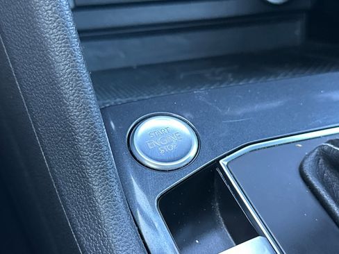 Used 2021 Volkswagen Tiguan SE w/ Panoramic Sunroof Package image 22