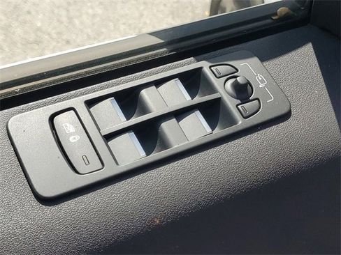 Certified 2025 Land Rover Discovery Sport Dynamic SE image 24