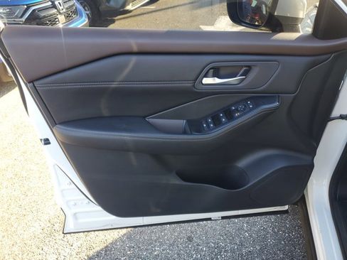 Used 2023 Nissan Rogue SV w/ SV Premium B Package image 16