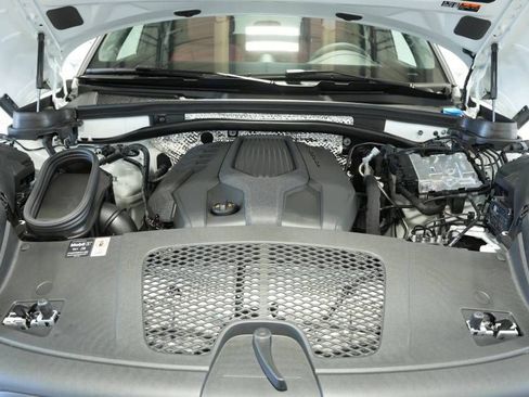 Certified 2025 Porsche Macan AWD/4WD image 30
