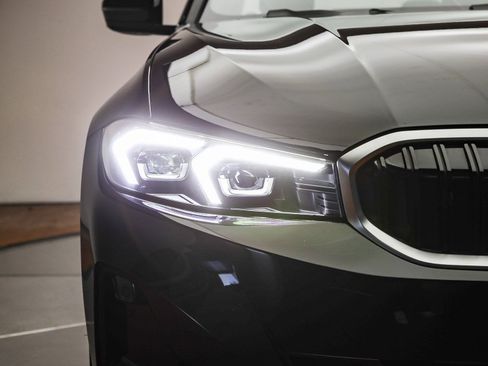 Used 2025 BMW 330i Sedan w/ Premium Package image 5