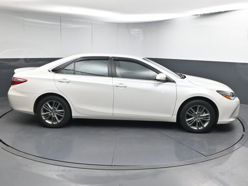 Used 2017 Toyota Camry SE image 9