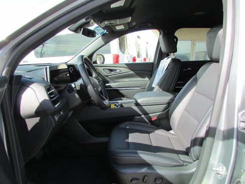 Used 2025 Chevrolet Traverse LT image 14