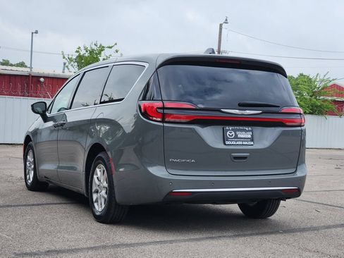 Used 2023 Chrysler Pacifica Touring-L FWD image 5