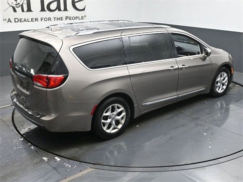 Used 2018 Chrysler Pacifica Touring-L Plus w/ Tire & Wheel Group image 41