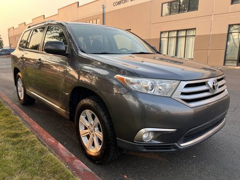 Used 2011 Toyota Highlander SE w/ Tow Pkg AWD/4WD image 2