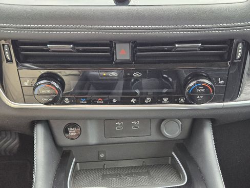 Used 2024 Nissan Rogue Platinum w/ Platinum Premium Package image 21