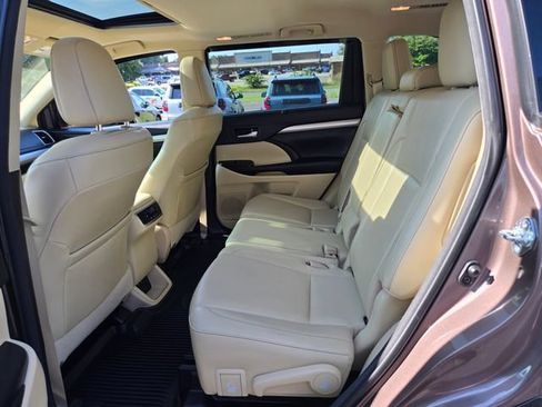 Used 2017 Toyota Highlander XLE AWD/4WD image 13