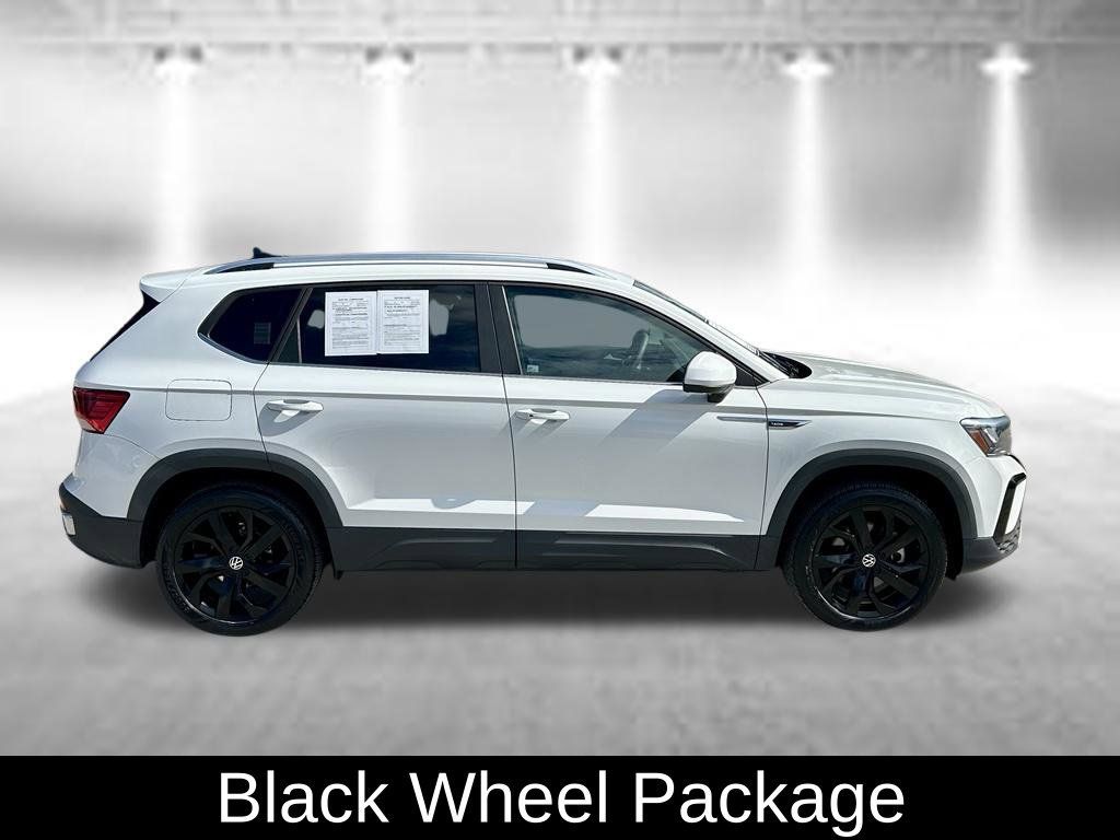 Used 2023 Volkswagen Taos SE w/ Black Wheel Package FWD image 4