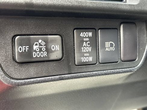 Used 2018 Toyota Tacoma TRD Sport AWD/4WD image 11