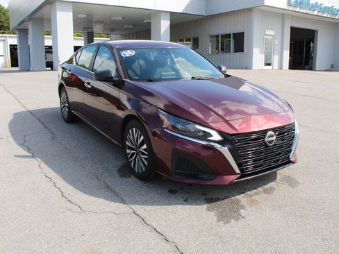 Used 2024 Nissan Altima 2.5 SV FWD image 1
