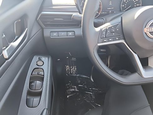 Used 2025 Nissan Altima 2.5 SV image 15