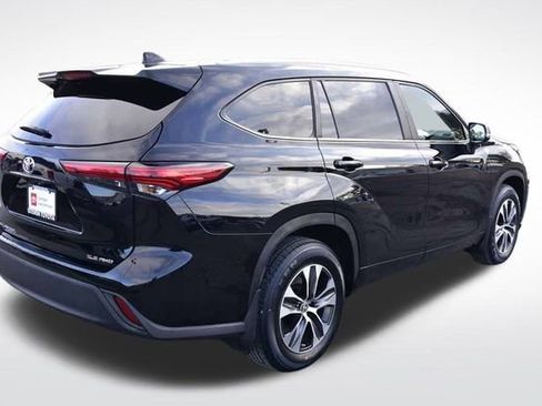 Certified 2023 Toyota Highlander XLE image 4