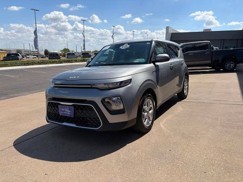 Used 2022 Kia Soul LX w/ Technology Package FWD image 4