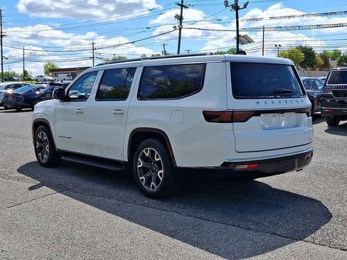 Used 2024 Jeep Wagoneer L Series III w/ Flexible Seating Group AWD/4WD image 4