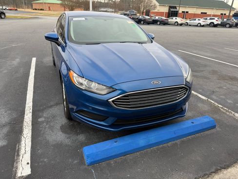 Used 2017 Ford Fusion SE w/ Fusion SE Technology Package image 6