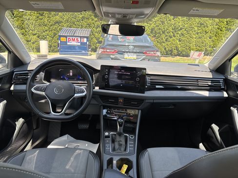 Used 2025 Volkswagen Jetta SE FWD image 15
