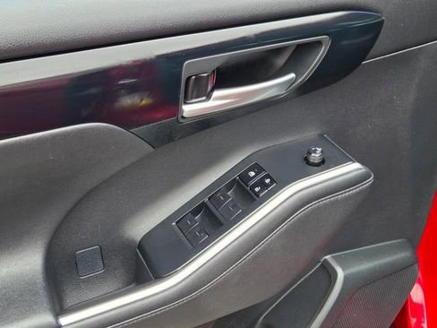 Used 2023 Toyota Highlander XLE FWD image 25