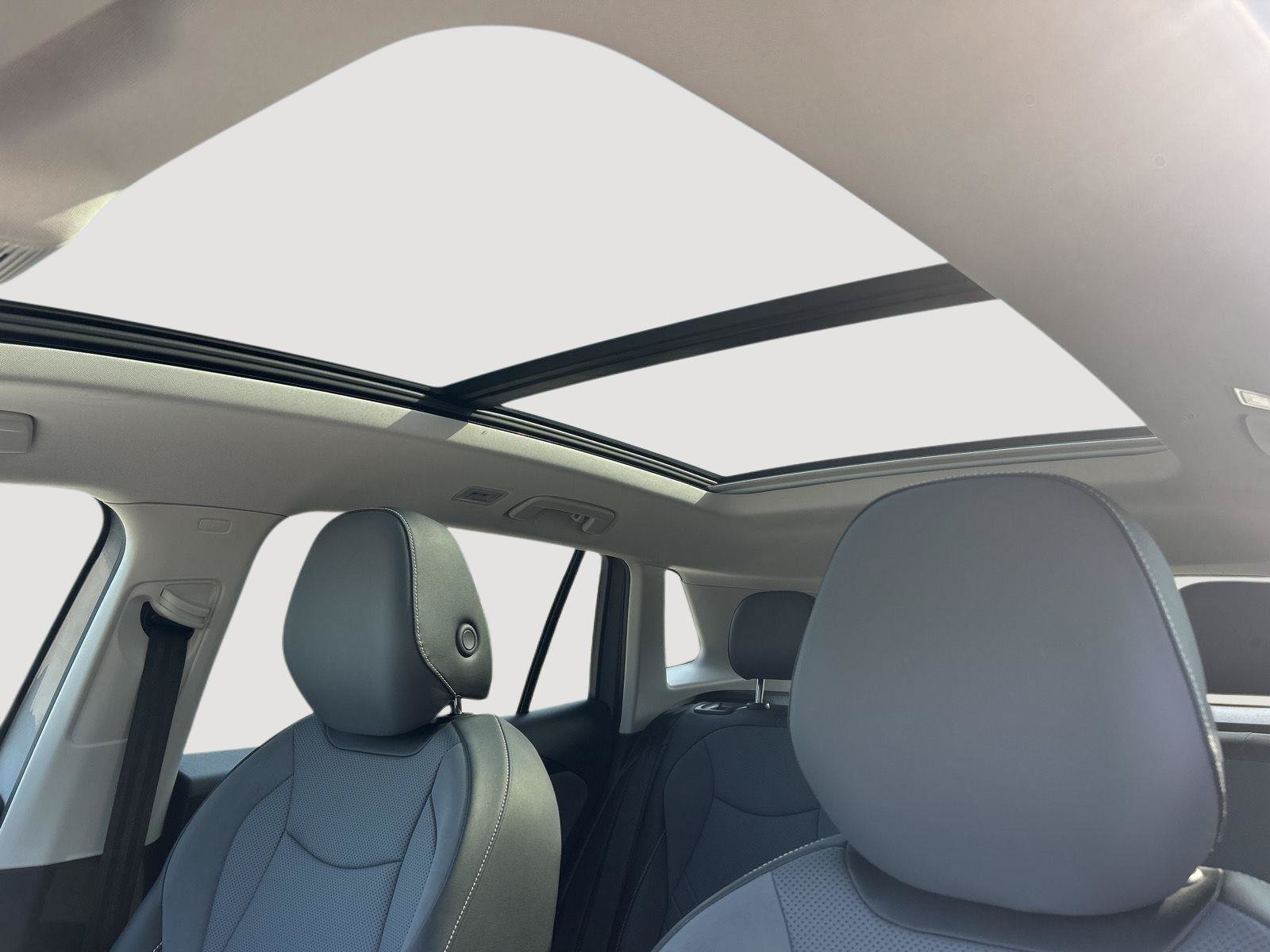 Certified 2025 Volkswagen Tiguan SE w/ Panoramic Sunroof Package AWD/4WD image 6