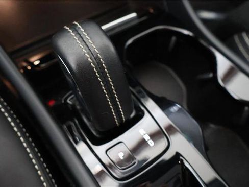 Used 2021 Volvo XC40 T5 R-Design image 16