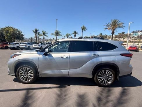 Used 2022 Toyota Highlander Platinum FWD image 4