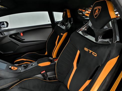 Used 2022 Lamborghini Huracan STO image 23