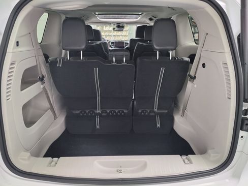 Used 2024 Chrysler Pacifica Limited image 17