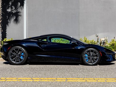 Used 2023 McLaren Artura RWD image 4
