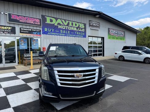Used 2020 Cadillac Escalade ESV Luxury RWD image 3