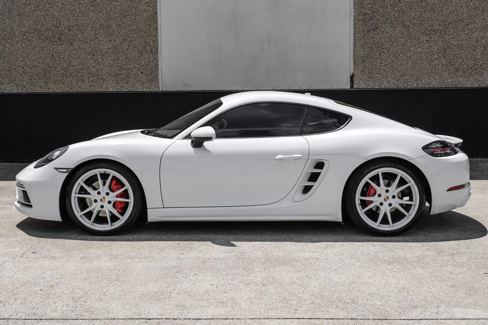 Used 2018 Porsche 718 Cayman S w/ Sportdesign Package RWD image 10
