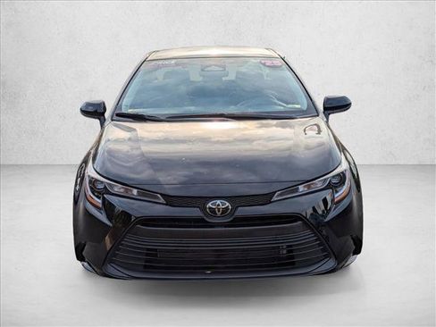 Used 2025 Toyota Corolla LE image 2