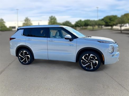 New 2025 Mitsubishi Outlander SEL image 3
