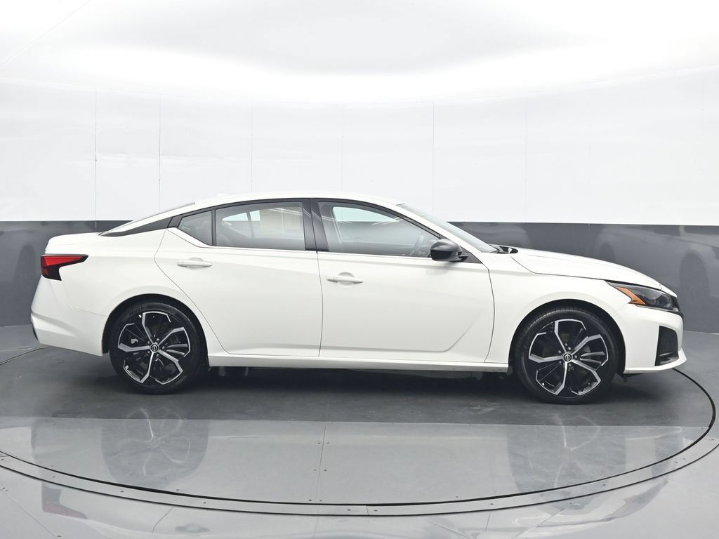 Used 2025 Nissan Altima 2.5 SR FWD image 7