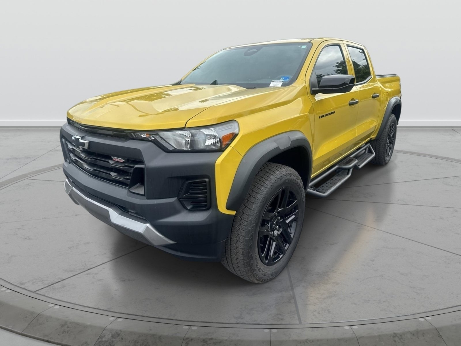 Used 2023 Chevrolet Colorado Trail Boss w/ Technology Package AWD/4WD image 3