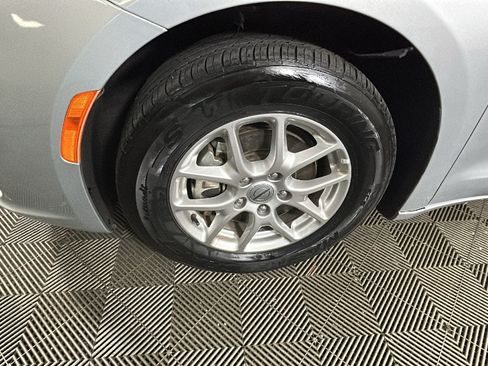 Used 2024 Chrysler Pacifica Touring-L FWD image 8