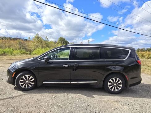 Used 2020 Chrysler Pacifica Touring-L image 10
