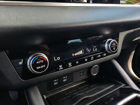 Used 2025 Mitsubishi Outlander AWD image 27