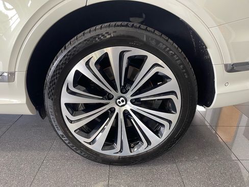 Used 2022 Bentley Bentayga AWD/4WD image 23