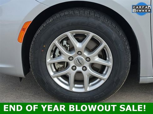 Used 2024 Chrysler Pacifica Touring-L image 9