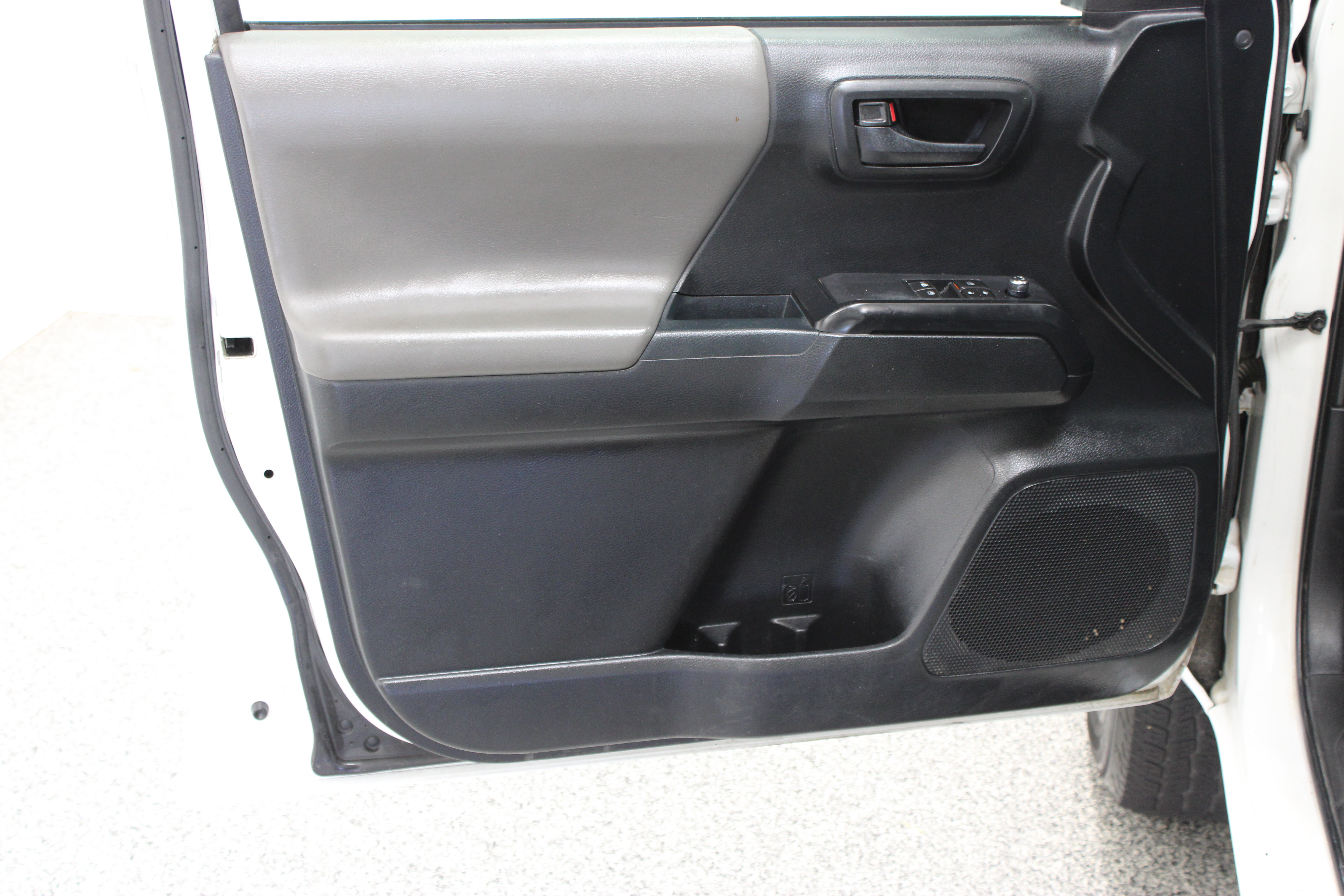 Used 2018 Toyota Tacoma SR RWD image 13
