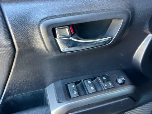 Used 2021 Toyota Tacoma TRD Off-Road w/ TRD Premium Off Road Package AWD/4WD image 11
