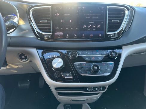 Used 2024 Chrysler Pacifica Touring-L FWD image 33