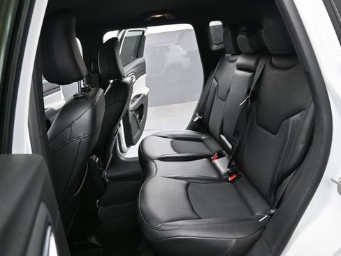Used 2025 Jeep Compass Latitude AWD/4WD image 17
