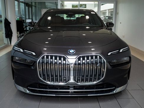 Used 2025 BMW i7 eDrive50 w/ Premium Package image 2