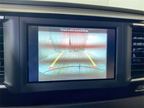 Used 2019 Chrysler Pacifica Touring-L image 40