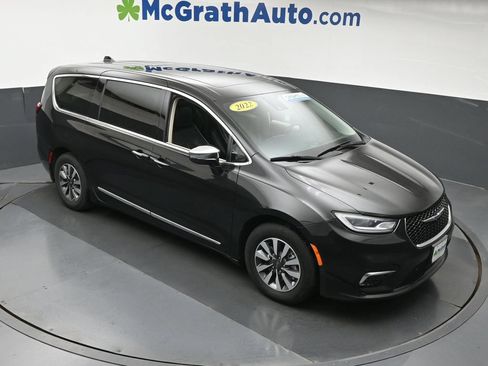Used 2022 Chrysler Pacifica Limited w/ Uconnect Theater Family Group FWD image 3